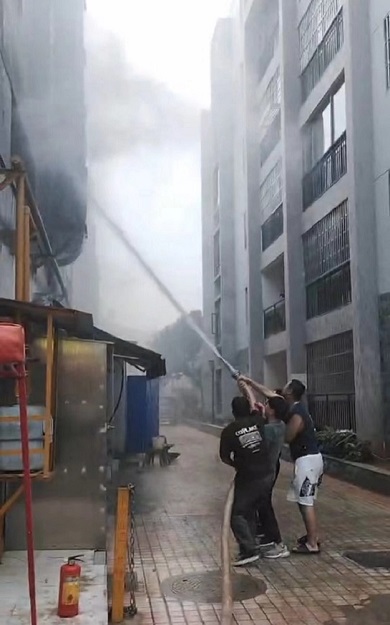 云南保全保安員  臨危不懼、奮勇當先、勇敢撲滅火災