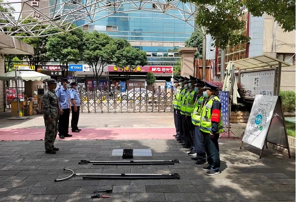 云南保全聯(lián)合昆明市第十二中學校、吳井路派出所  開展校園保安反恐防暴技能培訓及演練簡報